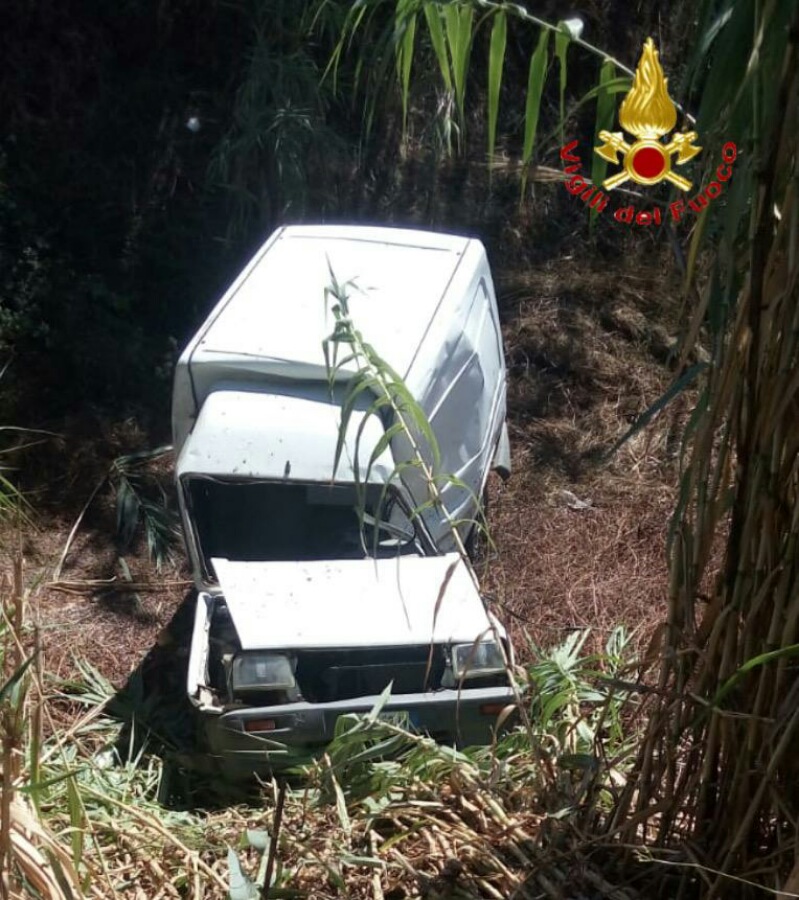 Perde il controllo del Fiorino e finisce in un canale