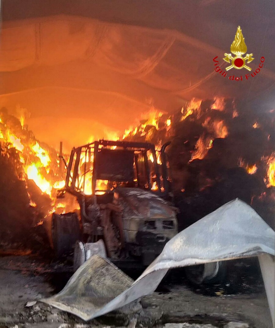 Pagliaio in fiamme: in cenere 4000 balle di fieno