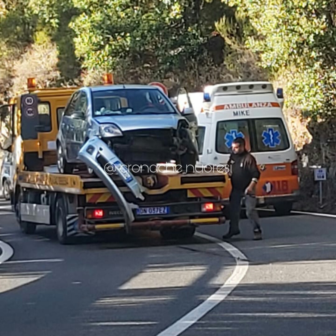 Escono di strada e si schiantano contro una parete rocciosa: due feriti al San Francesco