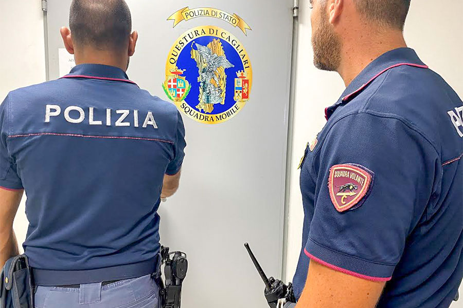 Palpeggia una donna al supermercato: 22enne arrestato