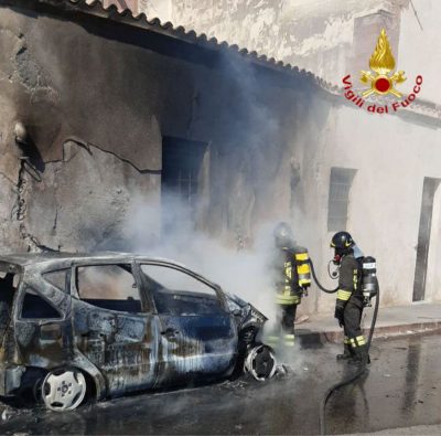 Una delle auto andate a fuoco a Bosa
