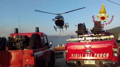 Un'immagine della macchina antincendio a Orgosolo