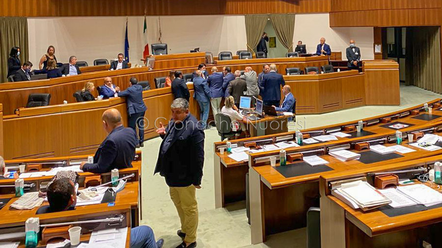 Massimo Zedda dice “imbecillotto” al collega della Lega e viene espulso dall’aula