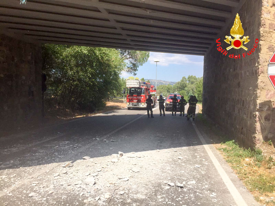 Tragedia sfiorata a Prato Sardo. Crollano pezzi di cemento dal ponte dopo  l’urto di un camion