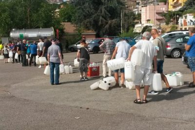In fila per prendere l'acqua alle autobotti