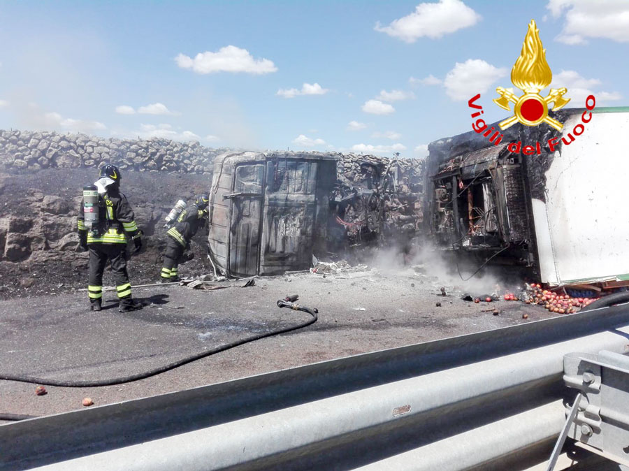 Automezzo si ribalta, prende fuoco e le fiamme si estendono alla zona circostante