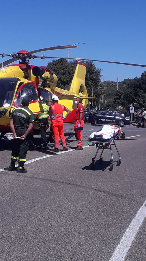 Bimbo di 5 anni vola dall’auto in corsa dei genitori: trasportato in elisoccorso