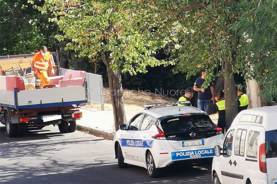 Ripulita dai rifiuti la casetta  del custode in via Martiri della Libertà