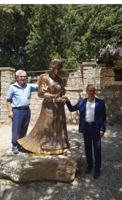 La statua di Grazia Deledda
