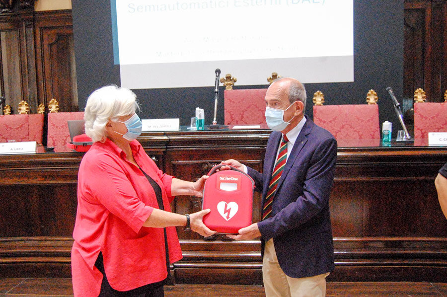 Il Rotary Club Dona Otto Defibrillatori All Universit Di Cagliari 
