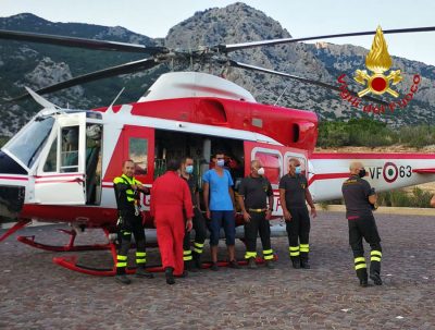 I Vigili del fuoco con il turista tratto in salvo