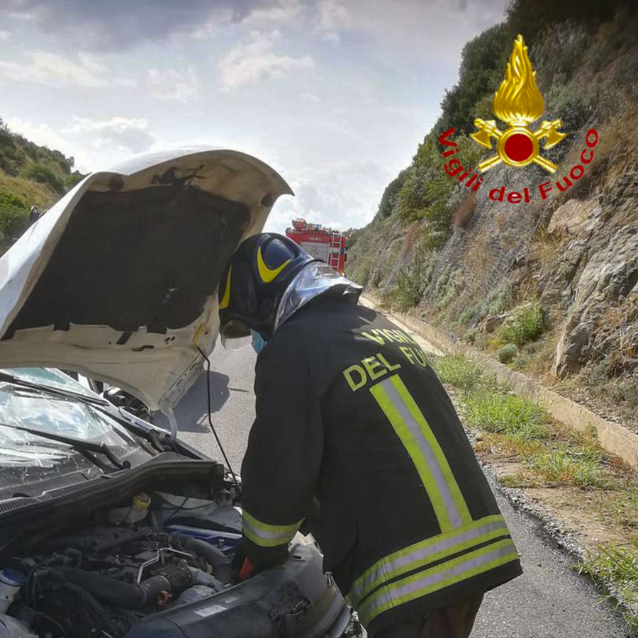 Orotelli. Perde il controllo dell’auto e si schianta contro il guard-rail: ferito il conducente