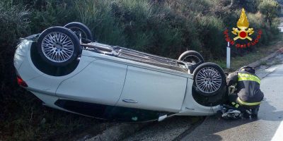 L'Alfa Romeo ribaltatasi sulla Statale 389