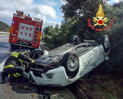 L'Alfa Romeo ribaltatasi sulla Statale 389