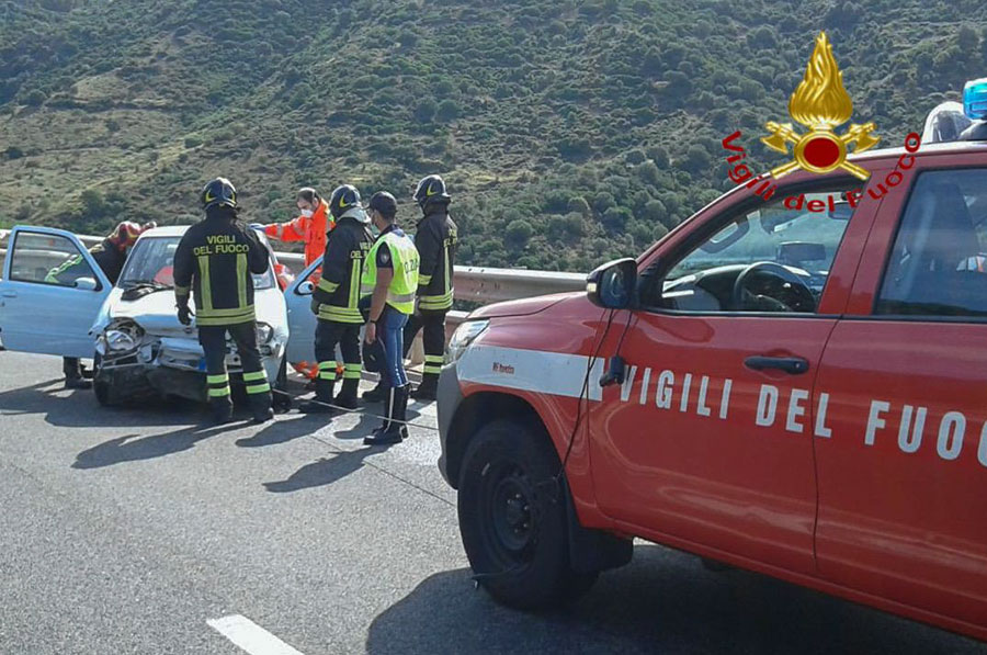 Si schianta contro guard rail con la Fiat 600: donna alla guida al San Francesco