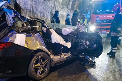 L'auto dopo l'incidente in galleria a Nuoro