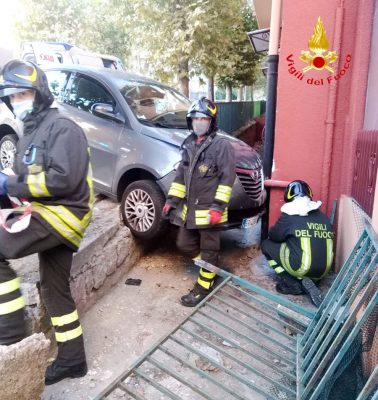 L'auto che ha sbandato contro il tubo del gas