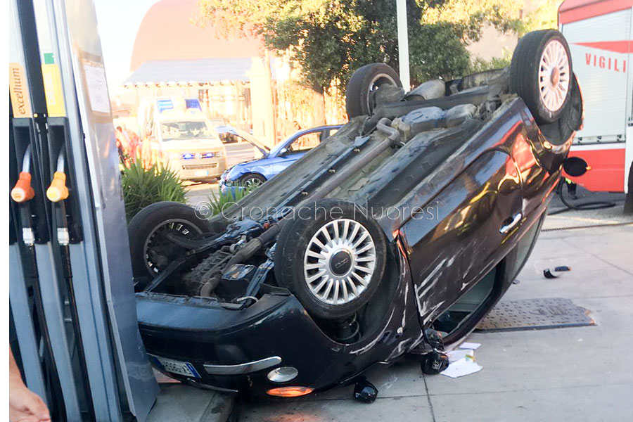 Oliena: Auto finisce, ribaltandosi, contro la colonnina del carburante