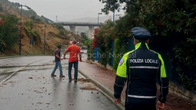 Le operazioni di sgombero della frana in viale Sardegna (foto Cronache Nuoresi)