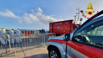 Lo sbarco dei migranti dalla Alan Kurdi