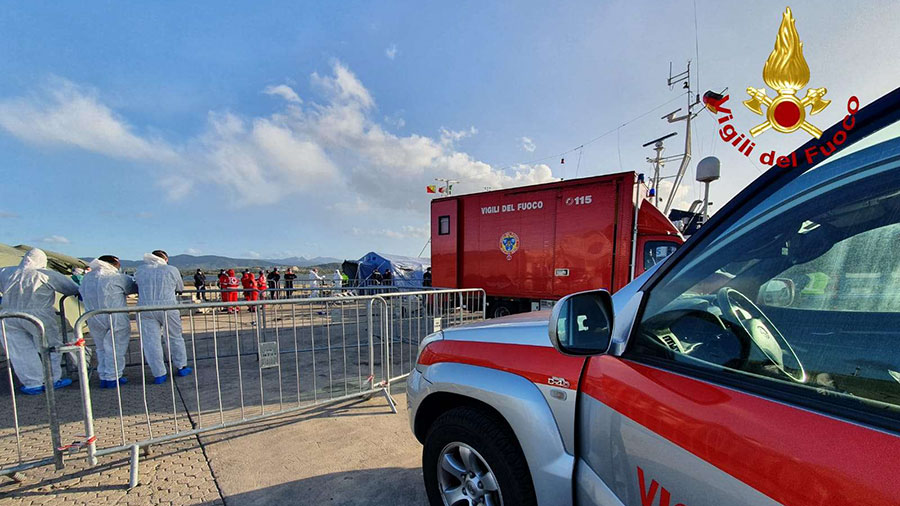 Migranti della Alan Kurdi sbarcano a Olbia: ora i controlli e la quarantena