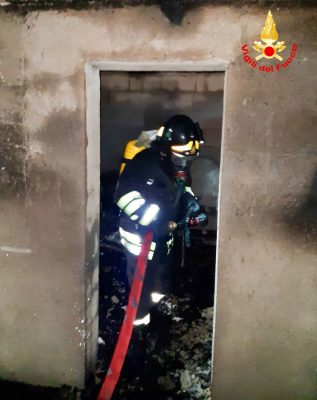 I Vigili del Fuoco durante le operazioni di spegnimento dello scantinato