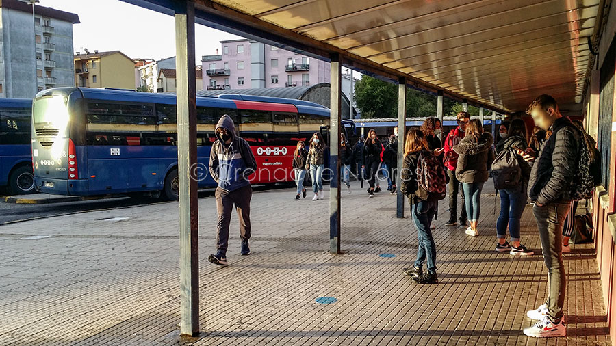 Stazione ARST, studenti pendolari in arrivo a Nuoro (foto S.Novellu)