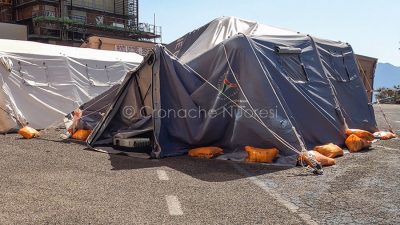 Tende per il pre triage Covid al San Francesco (foto S.Novellu)