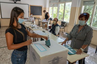 Un momento delle elezioni per il referendum a Nuoro (foto S.Novellu)