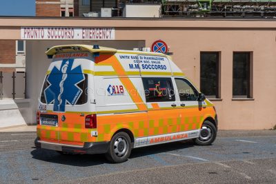 Un'ambulanza del 118 al San Francesco (foto S.Novellu)