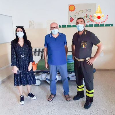 L'assessore Valeria Romagna, il dirigente bruno Sanna e un Vigile del Fuoco