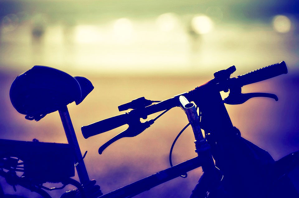 Ai domiciliari evade in bicicletta con una busta di droga in mano: 23enne in manette