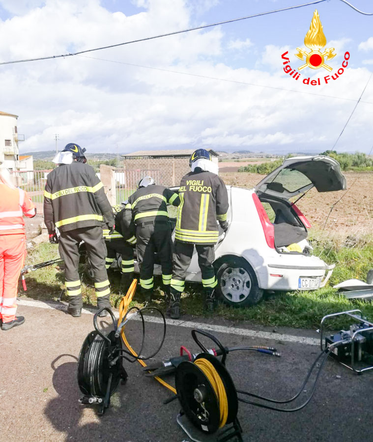 Esce di strada e rimane incastrato nell’abitacolo dell’auto: giovane in ospedale
