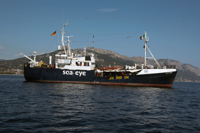 La nave Alan Kurdi attracca a Olbia: tamponi su 125 migranti