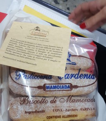Uno dei pacchi di biscotti e paste donati agli Orunesi