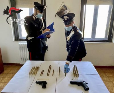 Le armi sequestrate dai Carabinieri