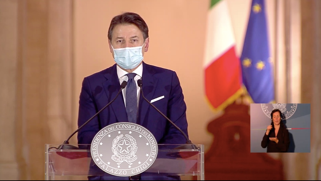 Nuovo DPCM. Conte: Sindaci possono chiudere piazze. Ristoranti chiusi alle 24. Didattica in presenza