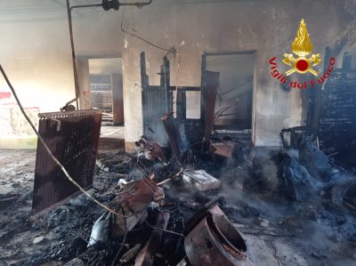 Gli arredi del Mulino distrutti dalle fiamme