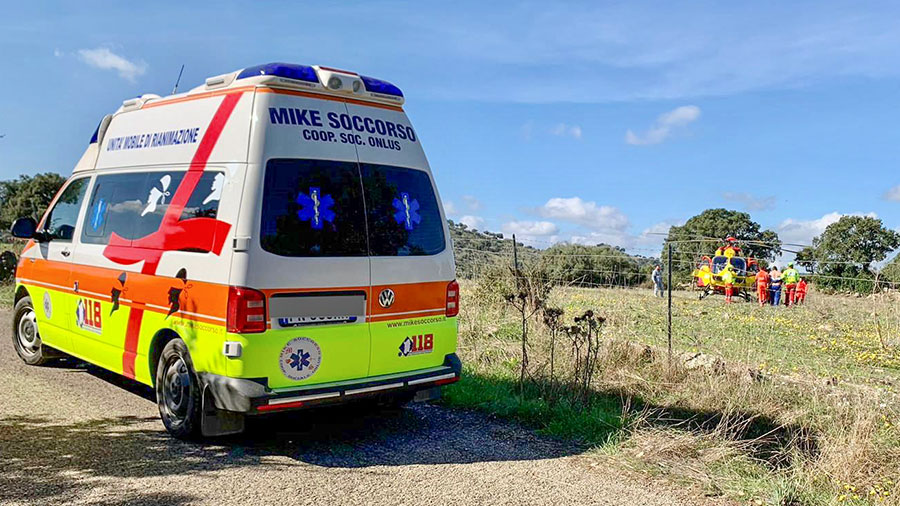Tragedia della strada: 76enne perde la vita ribaltandosi col motocarro