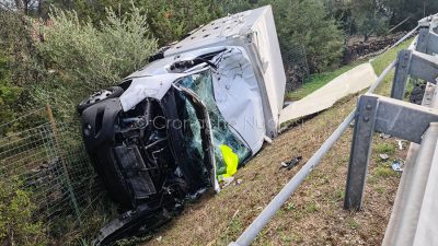 Il camion frigo dopo l'incidente