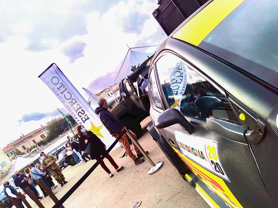 Esercito al Rally Sardegna con la banda musicale della “SASSARI”i paracadutisti della“FOLGORE”.