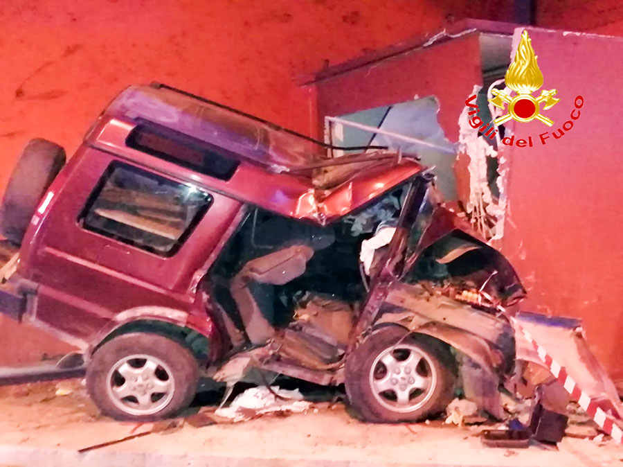 Schianto in galleria sulla 125. Gravissimo il bilancio: tre vittime e due feriti gravissimi