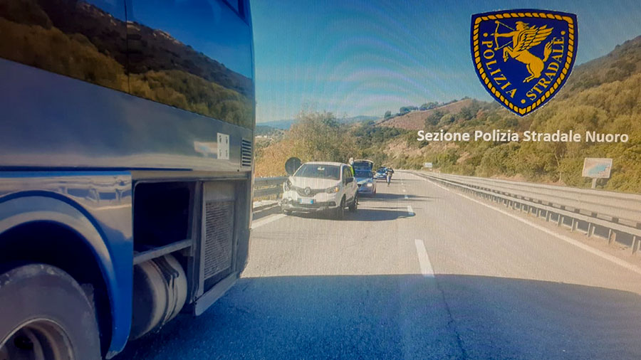 Scontro tra pullman e auto sulla Statale 131 DCN