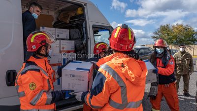 L'arrivo del materiale per l'ospedale da campo a Nuoro (foto S.Novellu)