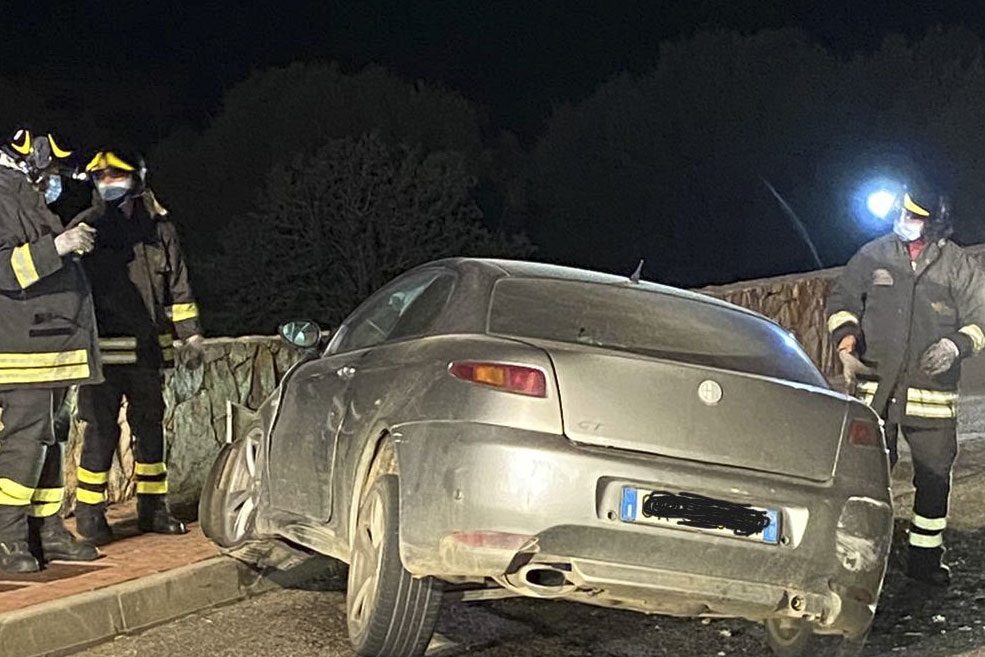 Si schiantano contro un muro: passeggero in ospedale e conducente irreperibile