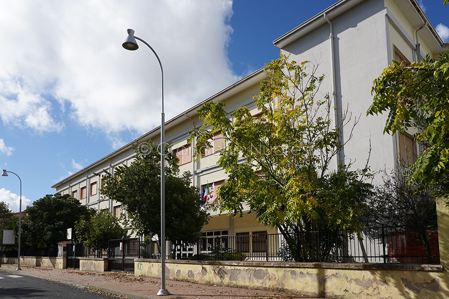 Macomer: rapinatore solitario armato e mascherato mette a segno un colpo all’ACI