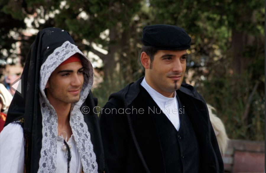 Bacio gay in abito tradizionale e strumentalizzazione elettorale. Nicola Mette: “inventai questo messaggio nel 2012”