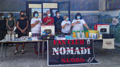 Un momento della donazione del Fan club Nomadi di Nuoro all'Istituto comprensivo 4° di Monte Gurtei