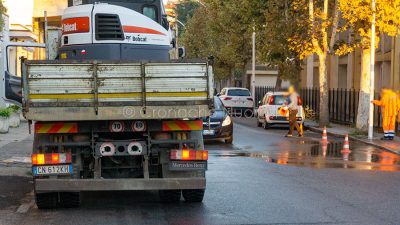 Tecnici di Abbanoa al lavoro in via Martiri della Libertà
