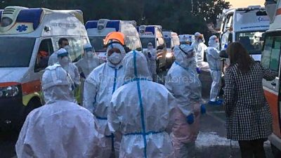 Ambulanze in attesa davanti al Pronto Soccorso di Nuoro (foto S.Novellu)